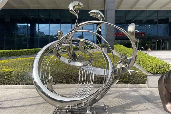 Polished Stainless Steel Marine-Themed Sculpture for Outdoor Spaces